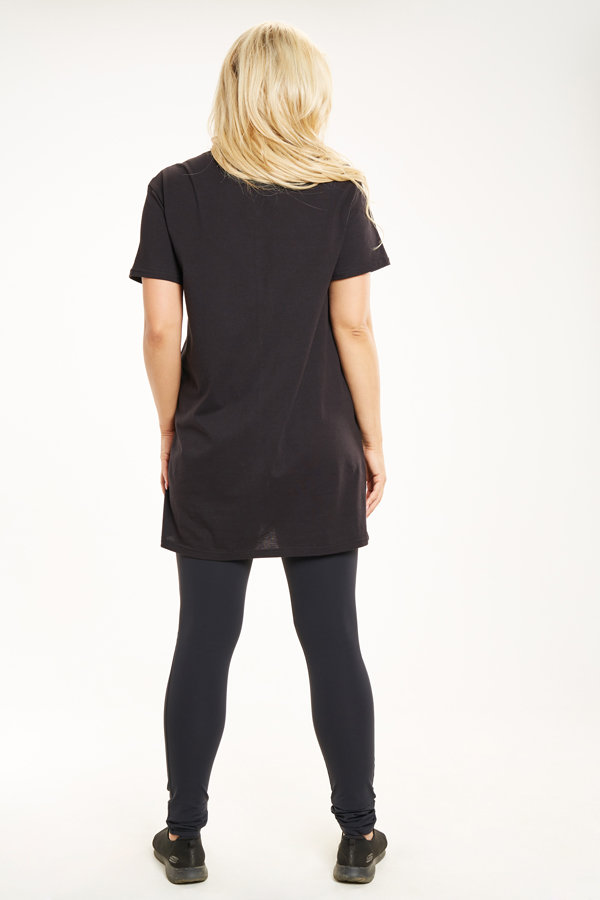 Фото товара 18250, черная туника с надписями